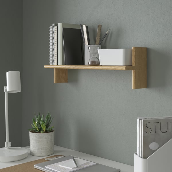 Das KLAVRESTRÖM Regal bietet Platz für Bücher, Tassen, Stifte. Minimalistisches Design.