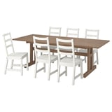 Eine KLIMPFJÄLL-Essgarnitur mit einem rechteckigen Bocktisch und sechs weißen Stühlen mit Leiterlehne. Das Set ist aus Holz mit einem robusten und traditionellen Design.