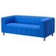 Hellblaue, moderne Polstercouch mit vertikalem Zickzack-Design, kleiner und quadratischer Optik.