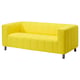 Hellgelbes, modernes Sofa mit getufteter Polsterung, schlanken Linien und dunklen Beinen.
