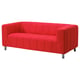 Hellrotes, modernes Sofa mit vertikalen Kanälen, niedriger Rückenlehne, Metallbeinen. Gemütliche, kinderfreundliche Ecken.