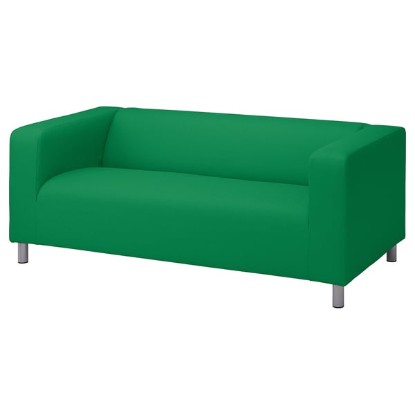 Hellgrünes, modernes Sofa mit zylindrischen Beinen, quadratischer Form und klaren Linien.