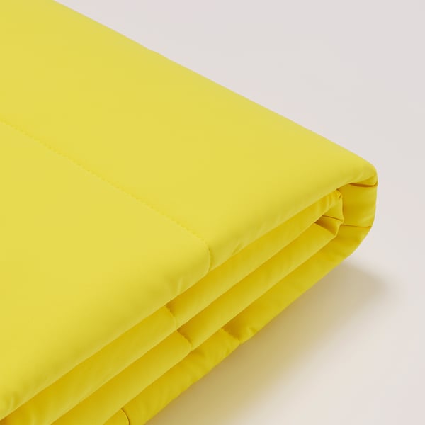 Leuchtend gelber Stoff, fest gefaltet mit sauberen, gleichmäßigen Nähten. Weiche Textur, hochwertige Verarbeitung offensichtlich.