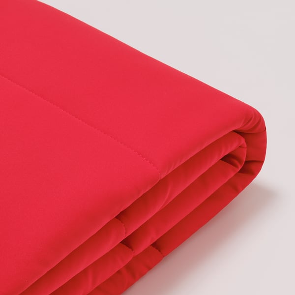 Leuchtend roter, glatter Stoff, ordentlich gefaltet, hochwertiges Material