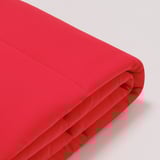Leuchtend roter, glatter Stoff, ordentlich gefaltet, hochwertiges Material