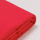 Leuchtend roter, glatter Stoff, ordentlich gefaltet, hochwertiges Material