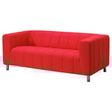 Leuchtend rotes, modernes Sofa mit vertikalen Kanälen, eckige Form.