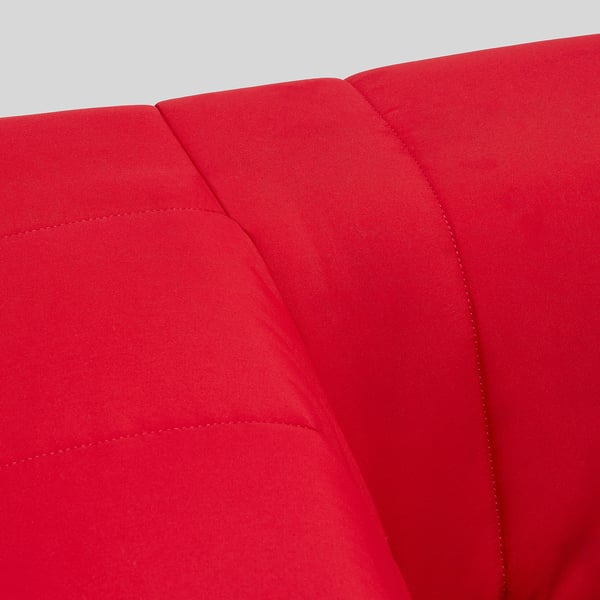 Nahaufnahme des leuchtend roten IKEA KLIPPAN Sofastoffs mit sauberen Nähten und glatter Textur.