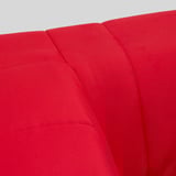 Nahaufnahme des leuchtend roten IKEA KLIPPAN Sofastoffs mit sauberen Nähten und glatter Textur.