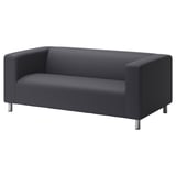 Ein graues KLIPPAN-Sofa mit modernem, minimalistischem Design und silbernen Beinen. Sein strapazierfähiges Polyestergewebe hat einen zweifarbigen Effekt und ist leicht zu reinigen.