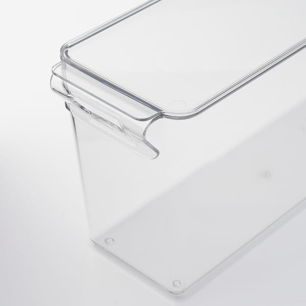Durchsichtige Aufbewahrungsbox aus Kunststoff mit Griff und Deckel, die für den Einsatz im Kühlschrank konzipiert ist. Robust und transparent für eine einfache Betrachtung.