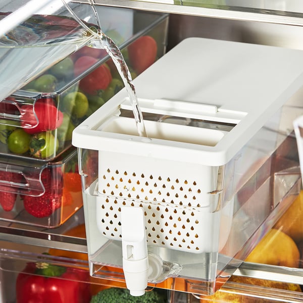 Getränkebehälter mit Zapfhahn, Gießwasser, Kühlschrank mit Obst, leicht zugängliches Getränk.