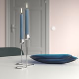 KLOKHET zwei blaue Kerzen auf silbernem Halter, klein. Auf Tisch mit Glasschale, elegantes Ambiente.