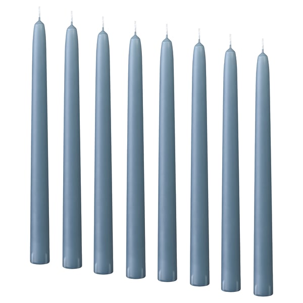 Acht blaue KLECHET-Kerzen, alle spitz zulaufend und unbeleuchtet, angeordnet in zwei Reihen zu je vier. Aus Stearin gefertigt, stehen sie aufrecht in einer sauberen Linie.