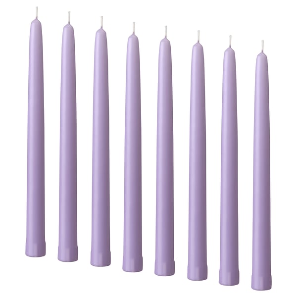 Acht violette Kerzen in einer Reihe, einheitlich geformt mit spitz zulaufenden Spitzen und gewickelten Sockeln, aufrecht stehend.