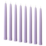 Acht violette Kerzen in einer Reihe, einheitlich geformt mit spitz zulaufenden Spitzen und gewickelten Sockeln, aufrecht stehend.