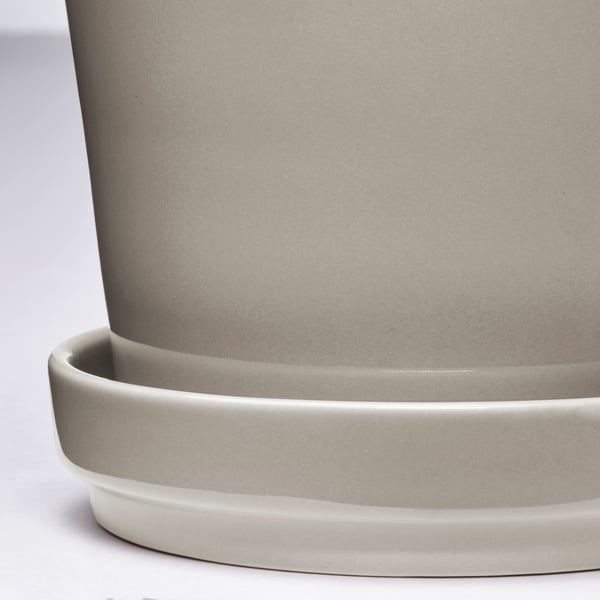 Stilvolles Pflanzgefäß aus Feinsteinzeug mit schlankem Design und Abflussuntersetzer. Perfekt für den Innen- und Außenbereich.