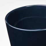 Dunkelblaues, glänzendes Pflanzgefäß, verjüngt mit Abflussloch.