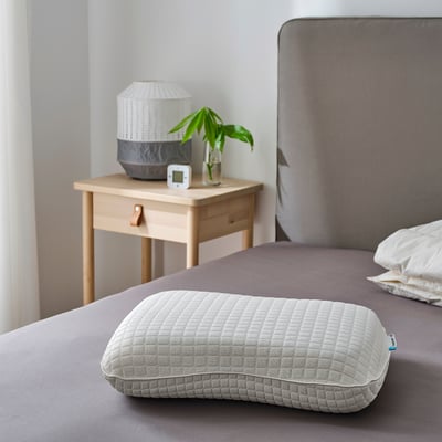 Memory-Foam-Kissen KLUBBSPORRE auf dem Bett, grau, groß, kühlende Gel-Oberseite.
