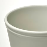 Rundes, hellgrünes Pflanzgefäß mit glatter, glänzender Oberfläche. Einfaches Design, wirkt robust und gut verarbeitet.