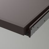 Dunkle Schublade mit glatter, gedämpfter Oberfläche. Die Nahaufnahme zeigt eine stabile Metallschiene und eine gedämpfte Auszugsfunktion. Schlankes und langlebiges Design.