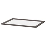 Ein dunkelgraues KOMPLEMENT Glasregal mit einem Rahmen aus Faserplatten und gehärtetem Glas, das für eine einfache Betrachtung und Aufbewahrung in einem Schrank konzipiert ist.