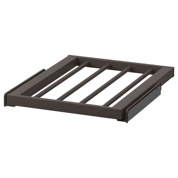 Ein grauer KOMPLEMENT Hosenbügel mit halbmattem Finish, der für eine effiziente Organisation der Hosen entwickelt wurde.