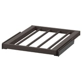 Ein grauer KOMPLEMENT Hosenbügel mit halbmattem Finish, der für eine effiziente Organisation der Hosen entwickelt wurde.