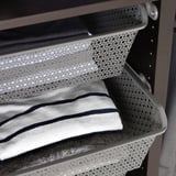 Der Organizer-Korb aus Metallschrank bewahrt gefaltete Kleidung auf. Belüftungsschlitze sorgen für eine gute Belüftung.