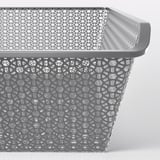 Aufbewahrungskorb aus Metall mit kompliziertem sechseckigem Muster, für die Luftzirkulation konzipiert, ideal für gefaltete Kleidung oder Accessoires.