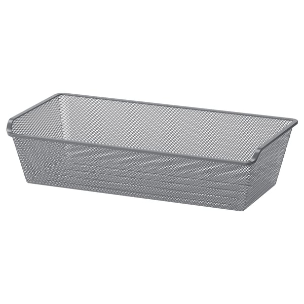 Grauer KOMPLEMENT Mesh-Aufbewahrungskorb zum Organisieren von Kleidung und Accessoires.