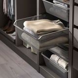 Netzkorb für gefaltete Kleidung, silbernes Metall, moderner Schrank-Organizer.