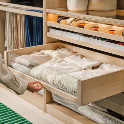 KOMPLEMENT Schublade mit Glasfront, helles Holz, rechteckige Form, Inhalt, Soft-Close-Mechanismus.