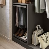 Schrank-Organizer mit hängender Kleidung, Schuhen und Handtaschen. Hängt Hosen oben, verstaut Schuhe unten.