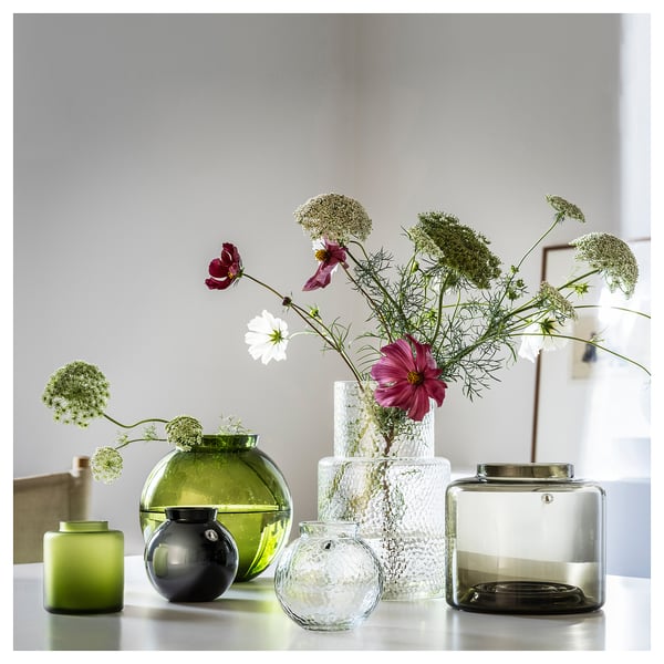 KONSTFULL Vasenset, grün & klar, glattes & strukturiertes Glas, kugelförmige & zylindrische Formen, hält Blumen schön.