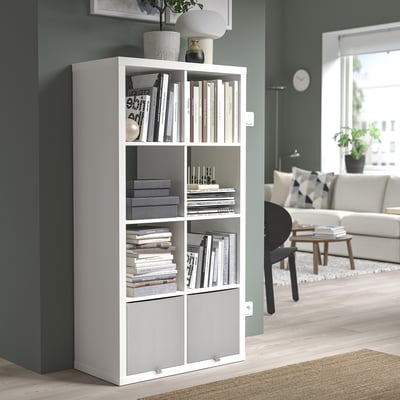 Weiße KOSINGEN Aufbewahrungsbox in Kallax-Schrank, in der Bücher und Dekoration aufbewahrt werden, passt gut in die Ecke und fügt sich in die moderne Raumdekoration ein.