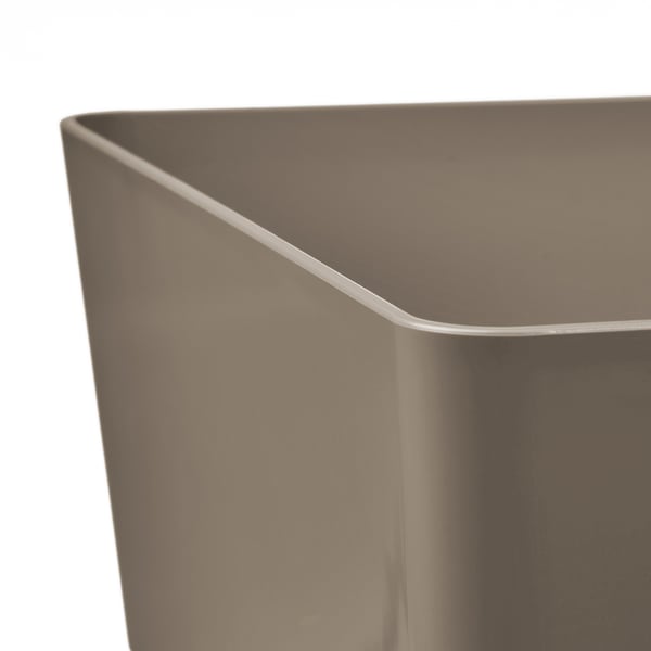 Nahaufnahme einer glatten, braunen Plastikbox mit sauberen, gebogenen Kanten; Teil der KUGGIS-Serie.