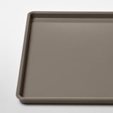 Ordentliches, leeres rechteckiges Kunststofftablett aus der KUGGIS-Serie, saubere Oberfläche, langlebiges Design.