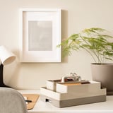 Schreibtisch mit weißem KUGGIS Organizer, Pflanze, Lampe und gerahmter Kunst. Der Organizer passt unter den Rahmen, neben die Pflanze.