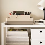 KUGGIS Schreibtisch-Organizer, zweilagig mit oberem Griff, zur Aufbewahrung von Kleinigkeiten und Laptoren. Weiß, Kunststoff. Passt gut auf Oberflächen neben einer Lampe und Büchern.