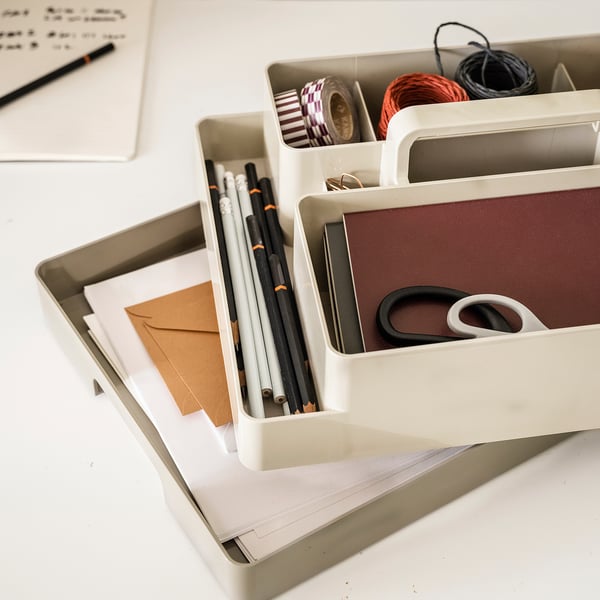 KUGGIS: weißer Schreibtisch-Organizer mit mehreren Fächern für kleine Gegenstände, passend für Laptop oder Papier, hergestellt aus recyceltem PET-Kunststoff.