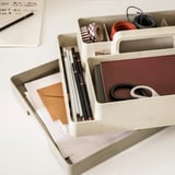 KUGGIS: weißer Schreibtisch-Organizer mit mehreren Fächern für kleine Gegenstände, passend für Laptop oder Papier, hergestellt aus recyceltem PET-Kunststoff.