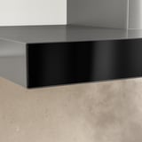 Ecke Dunstabzugshaube aus Edelstahl. Glatte Oberfläche, schlankes Design. Unter Licht abkühlen lassen.