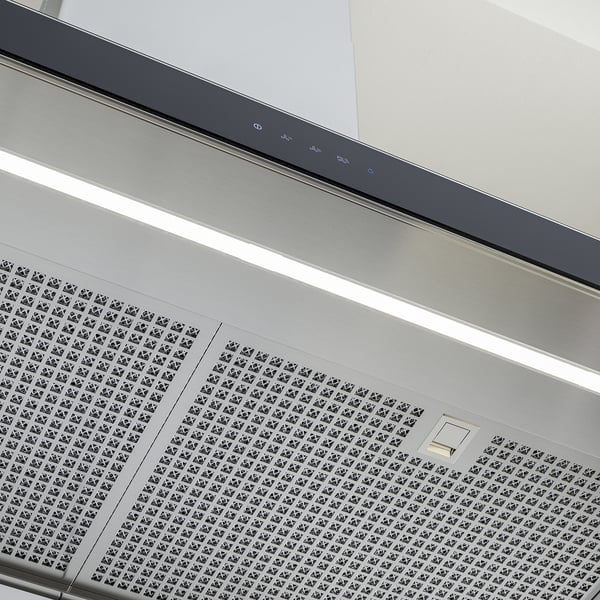 Moderne Dunstabzugshaube aus Edelstahl mit schlanken Touch-Bedienelementen und heller LED-Beleuchtung.