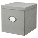 KVARNVIK Aufbewahrungsbox aus grauem Stoff mit Deckel und Metallgriff.