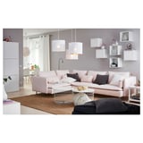 Stilvolles Wohnzimmer mit hellrosa KVISTBRO-Sofa, weißem Dekor und moderner Beleuchtung.
