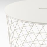 Nahaufnahme des weißen KVISTBRO-Tisches, glatte Platte, Drahtgeflechtbasis, klares Design.