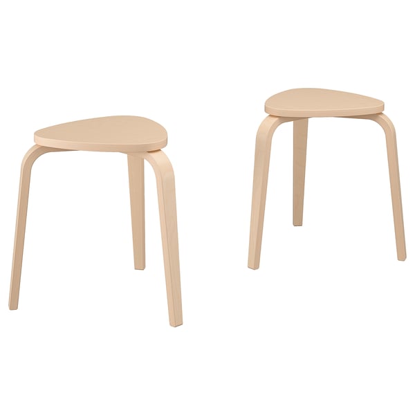 Zwei leichte Holzhocker mit geschwungenen Beinen und dreieckigen Sitzen. Minimalistisches Design, natürliche Farbe.