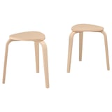Zwei leichte Holzhocker mit geschwungenen Beinen und dreieckigen Sitzen. Minimalistisches Design, natürliche Farbe.
