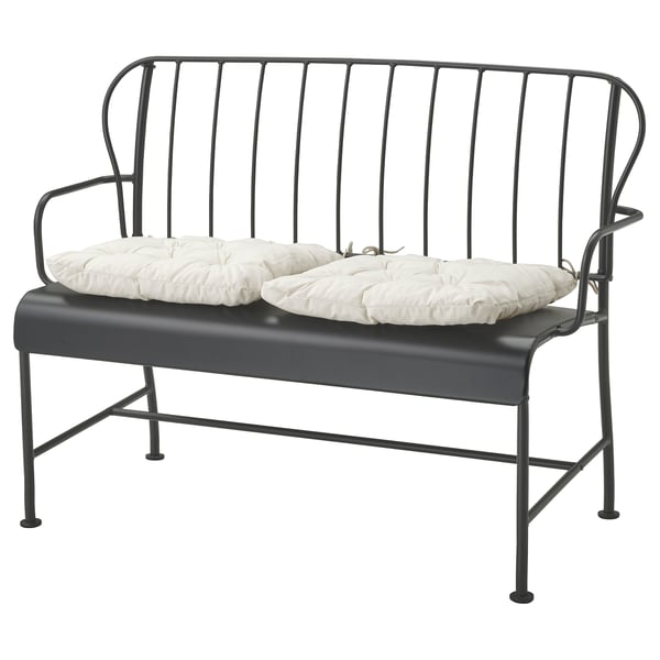 Moderne Outdoor-Bank aus schwarzem Metall mit weißen Kissen, schlankem Design mit geschwungener Rückenlehne und Armlehnen.